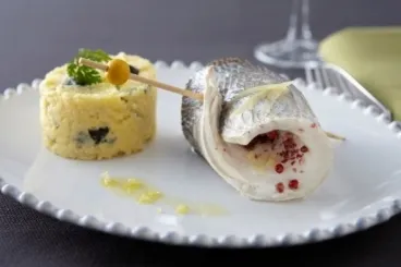 Image recette Vapeur de daurade au citron confit et aux baies roses, polenta moelleuse aux olives noires et cerfeuil