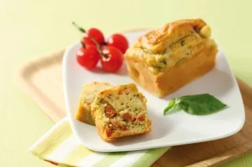 Image recette Petits cakes à la mozzarella, tomates confites et basilic