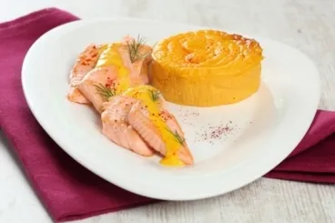 Image recette Escalopines de saumon, crème safranée et petits flans à la carotte
