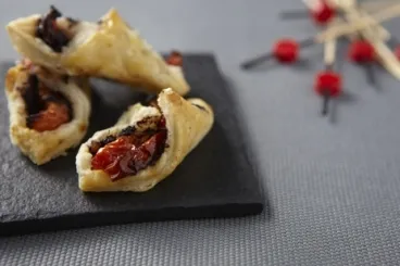 Image recette Petits roulés feuilletés aux olives et aux tomates confites
