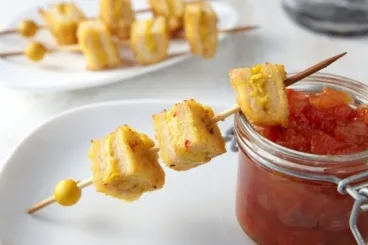 Image recette Brochette d'escalope au curry et chutney minute de tomates