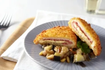 Image recette Escalope poulet-bacon et compote d'aubergines aux pignons