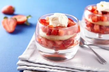 Image recette Blinis en verrine et tartare de fraises au mascarpone