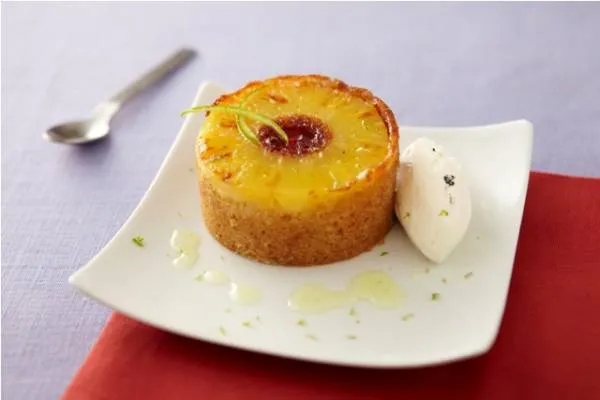 Image recette Moelleux d'ananas au caramel de vanille, tuile craquante aux amandes 
