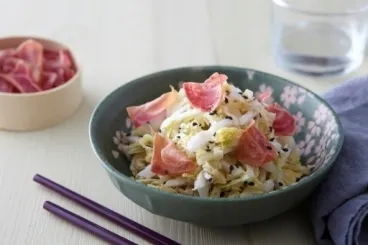 Image recette Salade de chou japonaise au sésame noir, et chips de betterave
