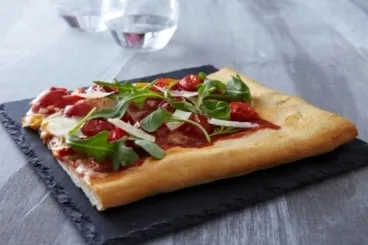 Image recette Pizza aux légumes confits, roquette et parmesan