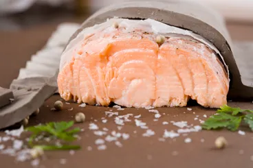 Image recette Saumon aux baies roses cuit à l'argile en basse température