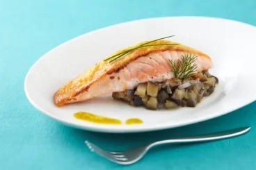Image recette Pavé de saumon croustillant au parmesan et caviar d'aubergines fumées