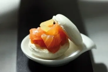 Image recette Macaron à la tomate, saumon fumé et basilic