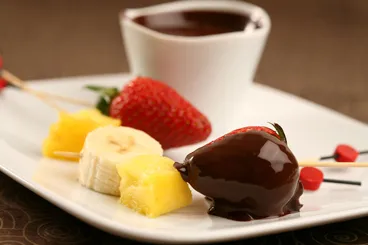 Image recette Fondue de chocolat noir grand cru, fruits de saison en brochette