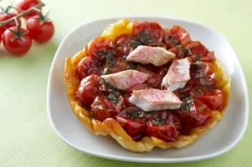 Image recette Tatin de tomates cerise au basilic, filet de rouget rôti et pousses de roquette