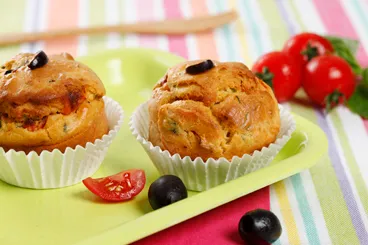 Muffins aux tomates confites, olives et basilic