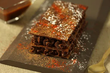 Image recette Feuille à feuille de chocolat intense au piment, caramel crémeux à la fleur de sel