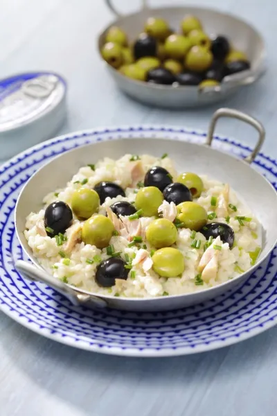 Riz Bomba, bouillon aux olives vertes et crème au thon