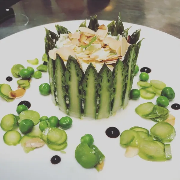 Image recette Charlotte d'asperges vertes, ricotta et amandes, vierge de légumes