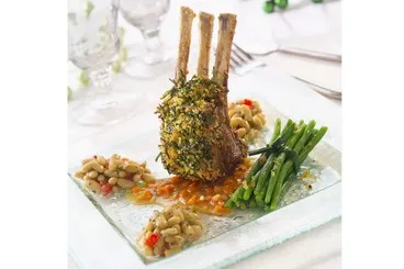 Image recette Carré d'agneau en croûte d'herbes et ses flageolets à la provençale, ses fagots de haricots verts et ses échalotes suées